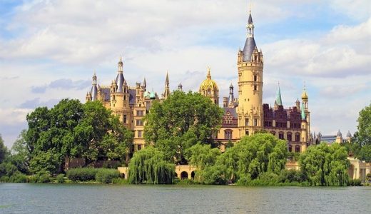 【北ドイツのノイシュヴァンシュタイン】シュヴェリーン城はメルヘンな湖上の宝石